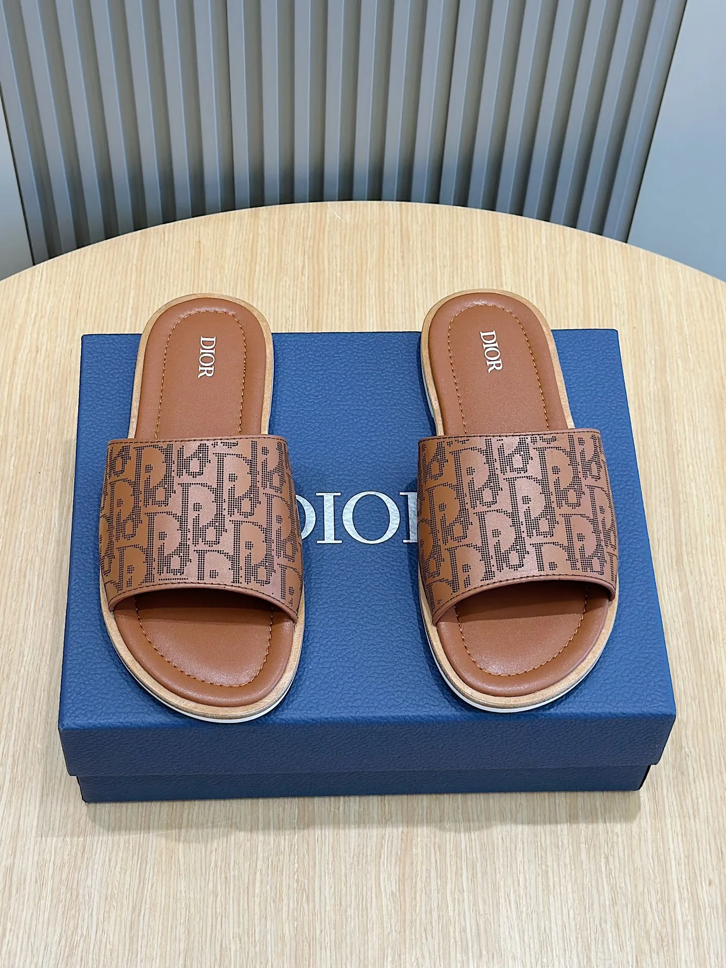 P320 Dior Alias ​​Men's Genuine Leather Slippers This Alias ​​sandal is new for summer, showing casual and elegant style. Carefully crafted from grained cow leather and Oblique printed fabric, with cowhide lining! Cross strap design. The imported cowhide leather and rubber sole adds sophistication and comfort, while Oblique print-effect anti-slip panels add style. Size: 39-44 (customized at 38.45)